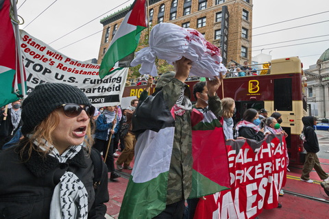 Protetsts Demand Netanyahu's Arrest for War Crimes